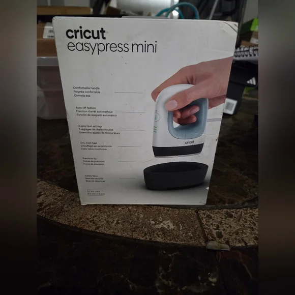 Cricut EasyPress Mini in White and Light Blue ☆ Does Not Come With Base - Picture 2 of 6